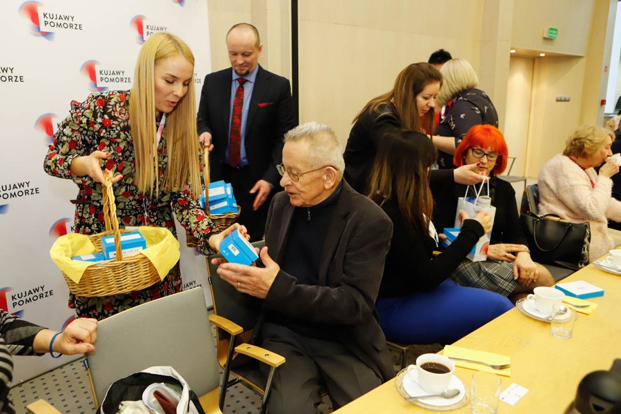 Spotkaniem w Urzędzie Marszałkowskim rozpoczęliśmy przekazywanie 155 nowych bransoletek życia; fot, Mikołaj Kuras dla UMWKP