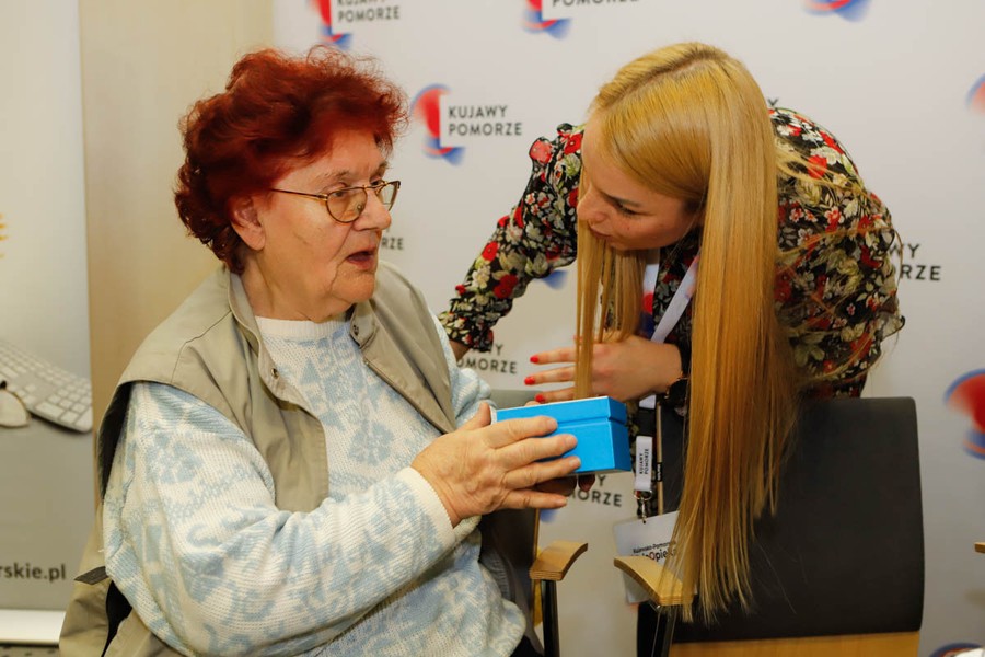 Spotkaniem w Urzędzie Marszałkowskim rozpoczęliśmy przekazywanie 155 nowych bransoletek życia; fot, Mikołaj Kuras dla UMWKP