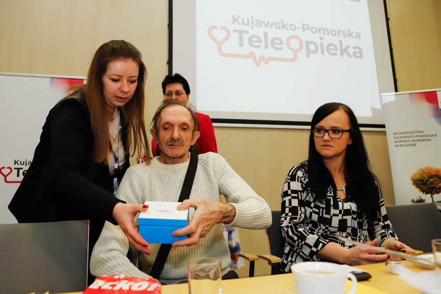 Spotkaniem w Urzędzie Marszałkowskim rozpoczęliśmy przekazywanie 155 nowych bransoletek życia; fot, Mikołaj Kuras dla UMWKP