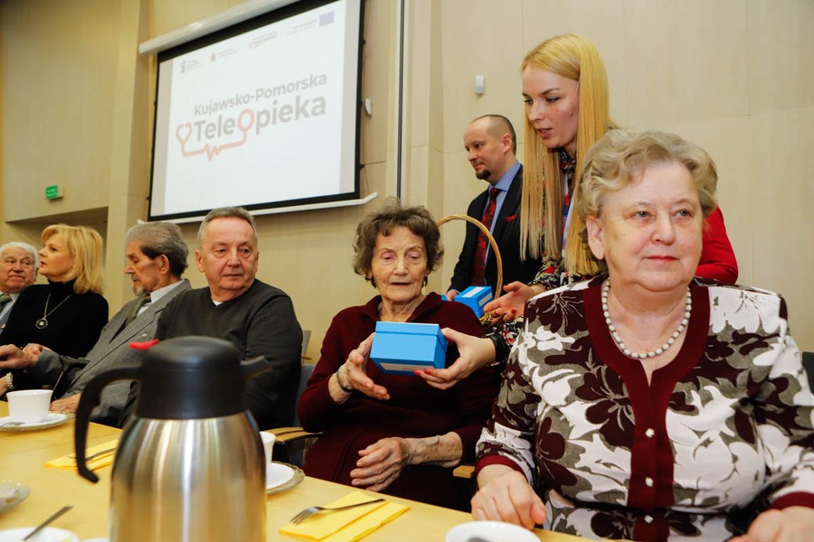 Spotkaniem w Urzędzie Marszałkowskim rozpoczęliśmy przekazywanie 155 nowych bransoletek życia; fot, Mikołaj Kuras dla UMWKP