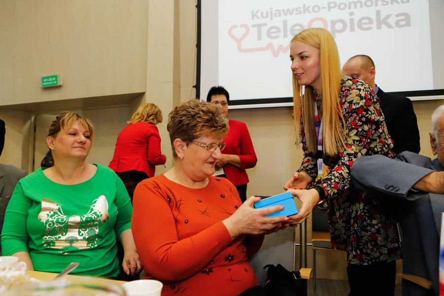 Spotkaniem w Urzędzie Marszałkowskim rozpoczęliśmy przekazywanie 155 nowych bransoletek życia; fot, Mikołaj Kuras dla UMWKP