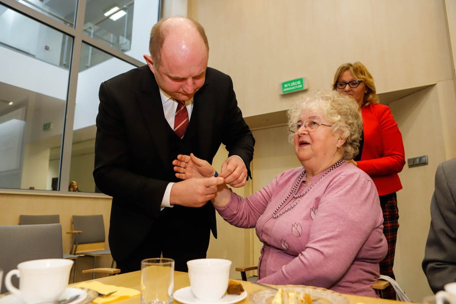 Spotkaniem w Urzędzie Marszałkowskim rozpoczęliśmy przekazywanie 155 nowych bransoletek życia; fot, Mikołaj Kuras dla UMWKP