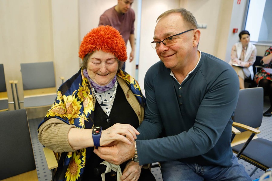 Spotkaniem w Urzędzie Marszałkowskim rozpoczęliśmy przekazywanie 155 nowych bransoletek życia; fot, Mikołaj Kuras dla UMWKP