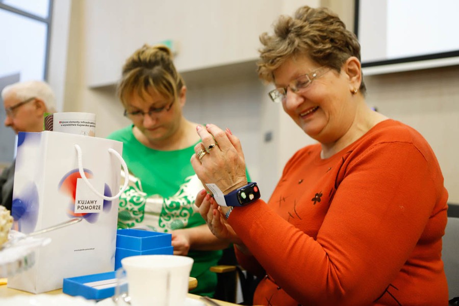 Spotkaniem w Urzędzie Marszałkowskim rozpoczęliśmy przekazywanie 155 nowych bransoletek życia; fot, Mikołaj Kuras dla UMWKP