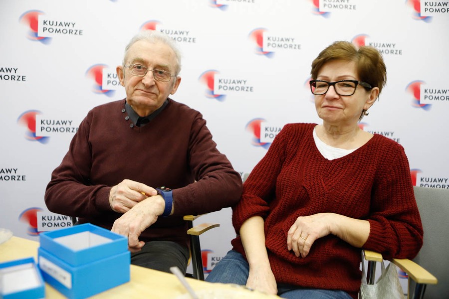 Spotkaniem w Urzędzie Marszałkowskim rozpoczęliśmy przekazywanie 155 nowych bransoletek życia; fot, Mikołaj Kuras dla UMWKP