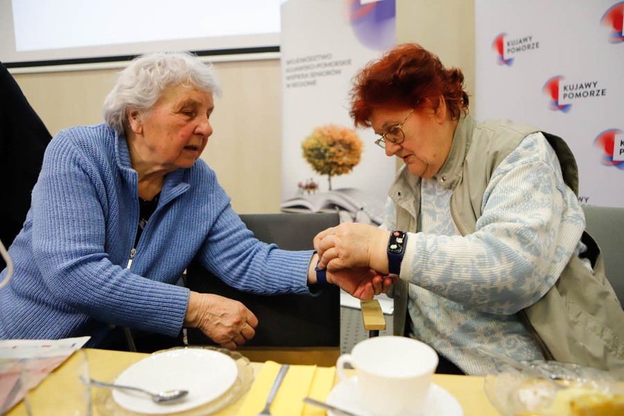 Spotkaniem w Urzędzie Marszałkowskim rozpoczęliśmy przekazywanie 155 nowych bransoletek życia; fot, Mikołaj Kuras dla UMWKP