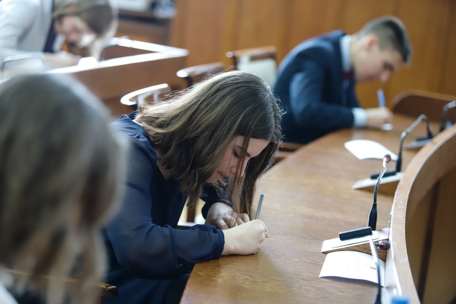 Finał XVI Regionalny Konkurs Wiedzy o Samorządzie Terytorialnym dla gimnazjalistów – część pisemna, fot. Mikołaj Kuras