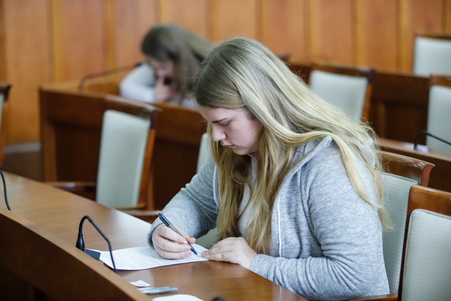 Finał XVI Regionalny Konkurs Wiedzy o Samorządzie Terytorialnym dla gimnazjalistów – część pisemna, fot. Mikołaj Kuras