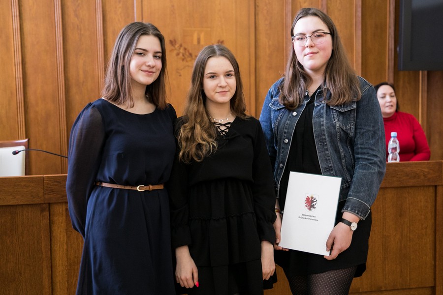 Finalistki XVI Regionalnego Konkursu Wiedzy o Samorządzie Terytorialnym, fot.Andrzej Goinski