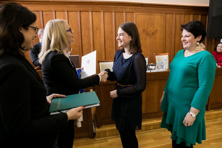 Laureatka II miejsca XVI Regionalnego Konkursu Wiedzy o Samorządzie Terytorialnym dla gimnazjalistów, fot. Andrzej Goinski