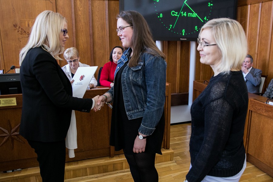 Laureatka III miejsca VXI Regionalnego Konkursu Wiedzy o Samorządzie Terytorialnym dla gimnazjalistów, fot. Andrzej Goinski