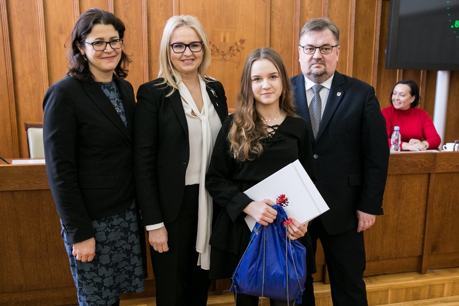 Zwyciężczyni XVI Regionalnego Konkursu wiedzy o Samorządzie Terytorialnym, Wiktoria Dołkowska, fot. Andrzej Goiński