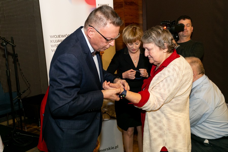 Przekazanie bransoletek życia w Bydgoszczy, fot. Filip Kowalkowski dla UMWKP