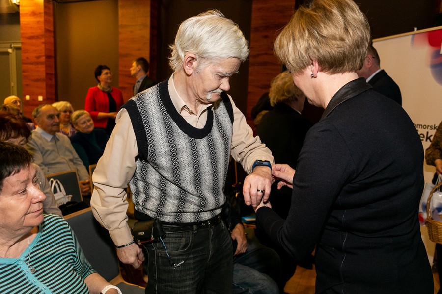 Przekazanie bransoletek życia w Bydgoszczy, fot. Filip Kowalkowski dla UMWKP