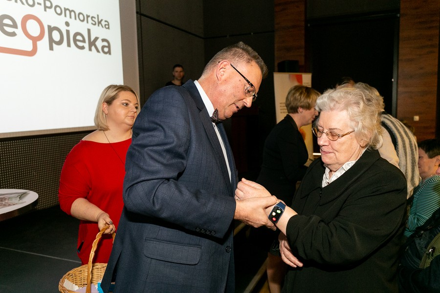 Przekazanie bransoletek życia w Bydgoszczy, fot. Filip Kowalkowski dla UMWKP