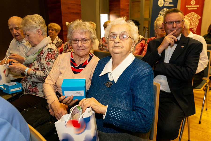 Przekazanie bransoletek życia w Bydgoszczy, fot. Filip Kowalkowski dla UMWKP