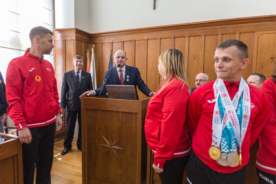 Wizyta sportowców z naszego regionu, medalistów Światowych Letnich Igrzysk Olimpiad Specjalnych w Abu Dhabi, fot. Szymon Zdziebło/www.tarantoga.pl