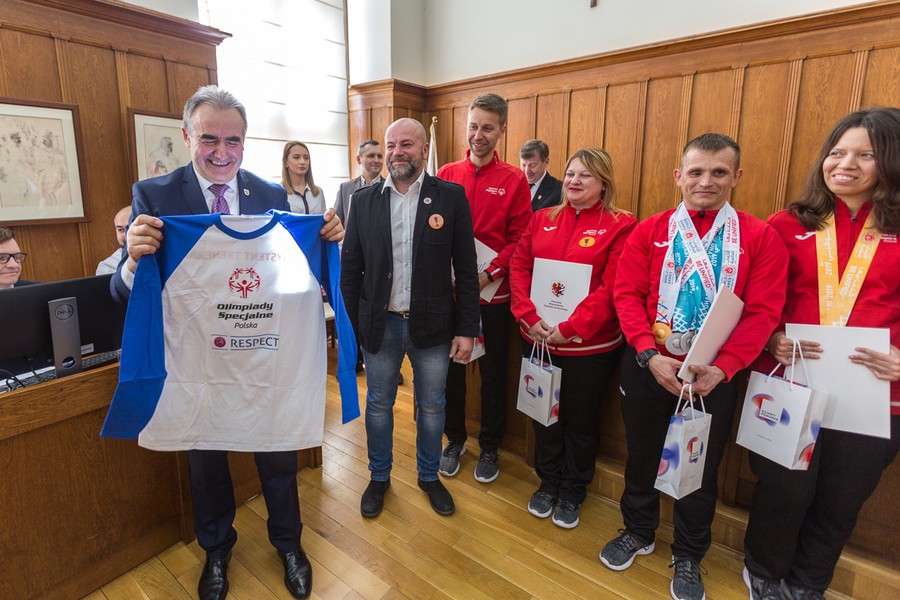 Wizyta sportowców z naszego regionu, medalistów Światowych Letnich Igrzysk Olimpiad Specjalnych w Abu Dhabi, fot. Szymon Zdziebło/www.tarantoga.pl