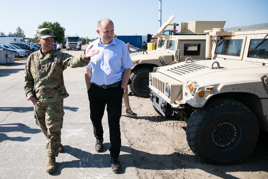Marszałek województwa i przewodniczący sejmiku w wizytą w bazie USA w Toruniu, fot. Andrzej Goiński/UMWKP