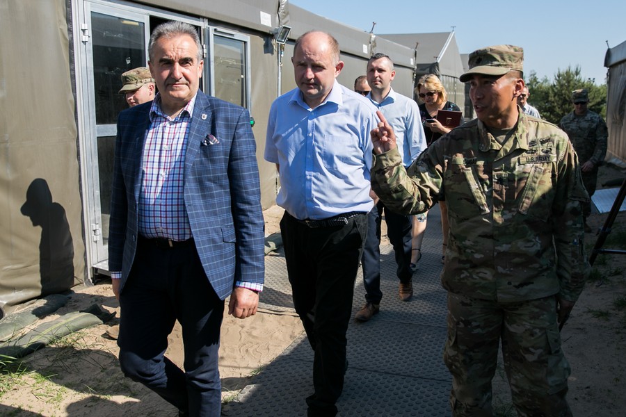 Marszałek województwa i przewodniczący sejmiku w wizytą w bazie USA w Toruniu, fot. Andrzej Goiński/UMWKP