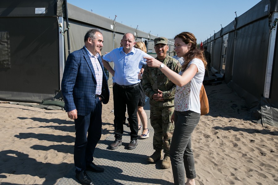 Marszałek województwa i przewodniczący sejmiku w wizytą w bazie USA w Toruniu, fot. Andrzej Goiński/UMWKP