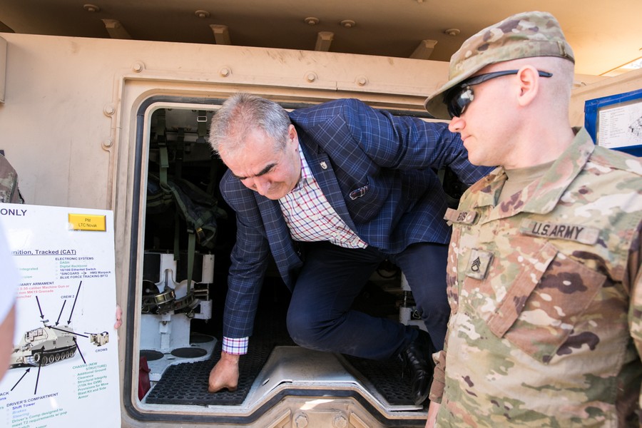 Marszałek województwa i przewodniczący sejmiku w wizytą w bazie USA w Toruniu, fot. Andrzej Goiński/UMWKP