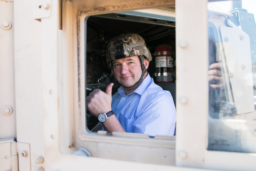 Marszałek województwa i przewodniczący sejmiku w wizytą w bazie USA w Toruniu, fot. Andrzej Goiński/UMWKP