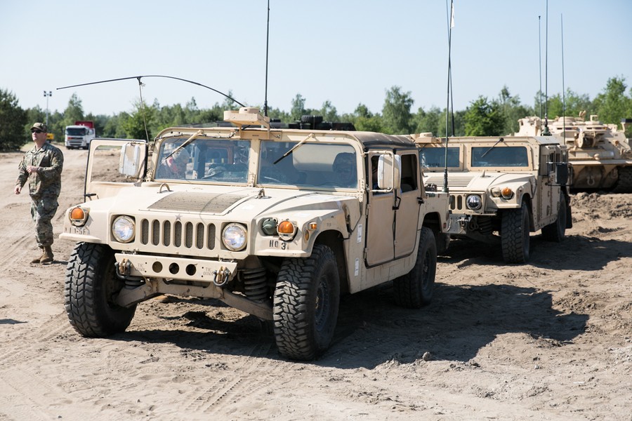 Marszałek województwa i przewodniczący sejmiku w wizytą w bazie USA w Toruniu, fot. Andrzej Goiński/UMWKP