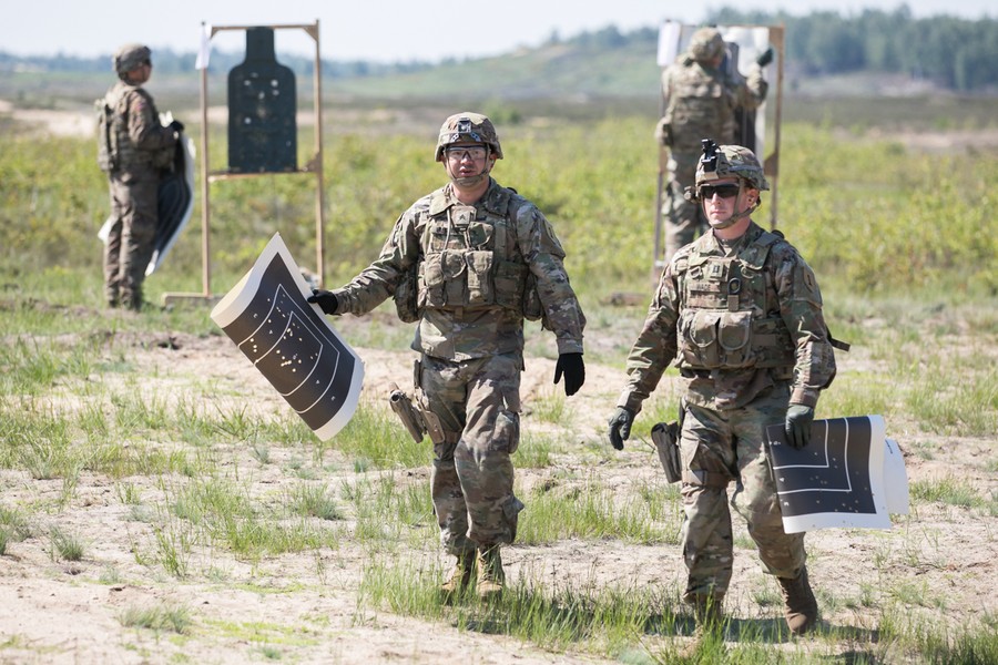Marszałek województwa i przewodniczący sejmiku w wizytą w bazie USA w Toruniu, fot. Andrzej Goiński/UMWKP