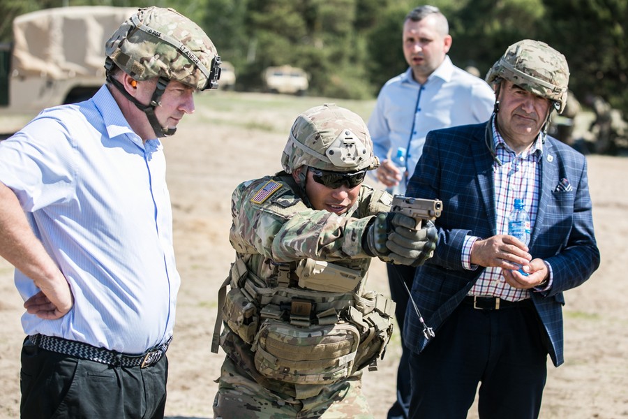 Marszałek województwa i przewodniczący sejmiku w wizytą w bazie USA w Toruniu, fot. Andrzej Goiński/UMWKP