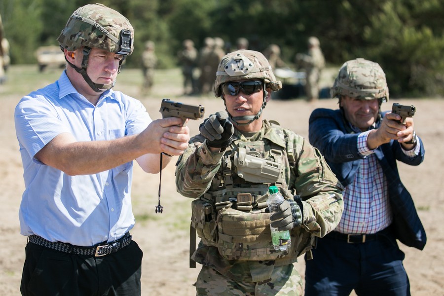 Marszałek województwa i przewodniczący sejmiku w wizytą w bazie USA w Toruniu, fot. Andrzej Goiński/UMWKP