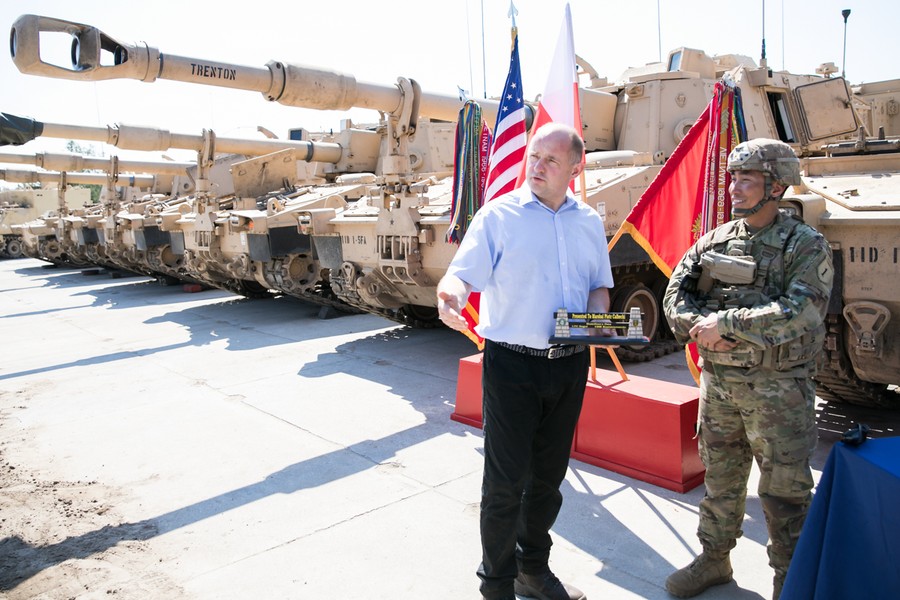 Marszałek województwa i przewodniczący sejmiku w wizytą w bazie USA w Toruniu, fot. Andrzej Goiński/UMWKP