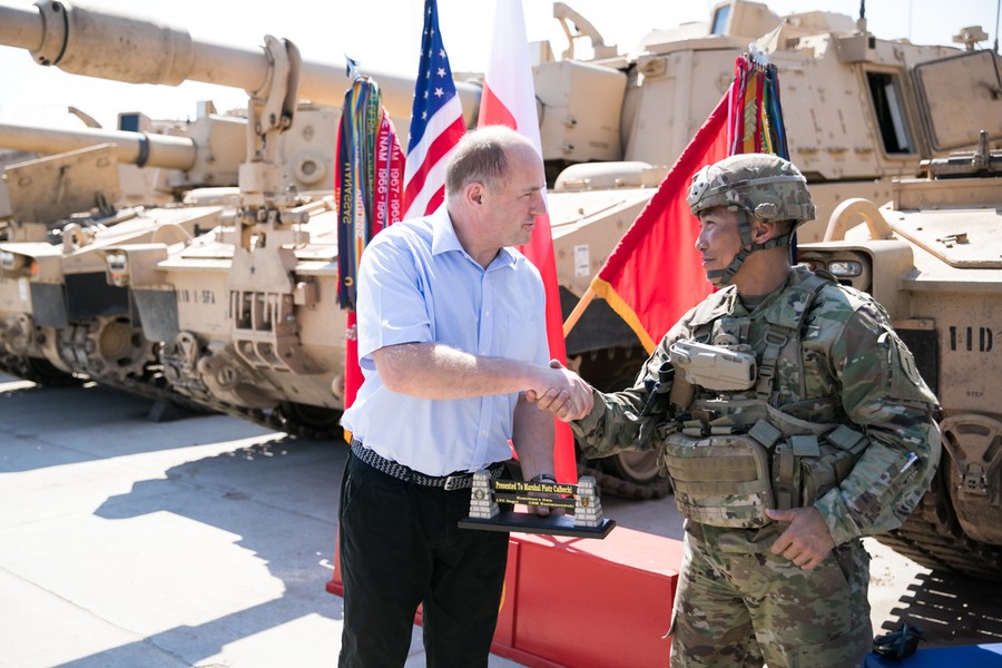 Marszałek województwa i przewodniczący sejmiku w wizytą w bazie USA w Toruniu, fot. Andrzej Goiński/UMWKP