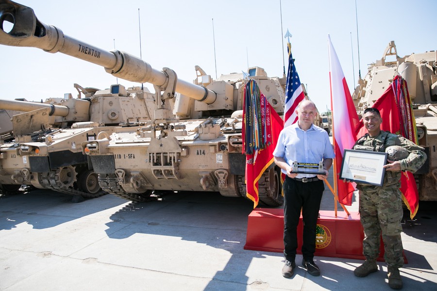 Marszałek województwa i przewodniczący sejmiku w wizytą w bazie USA w Toruniu, fot. Andrzej Goiński/UMWKP