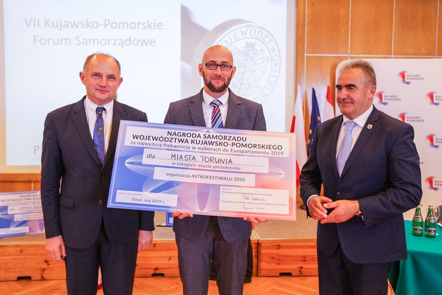 Wręczenie nagród dla najaktywniejszych obywatelsko społeczności lokalnych w ramach samorządowej wojewódzkiej kampanii profrekwencyjnej, fot. Szymon Zdziebło www.tarantoga.pl