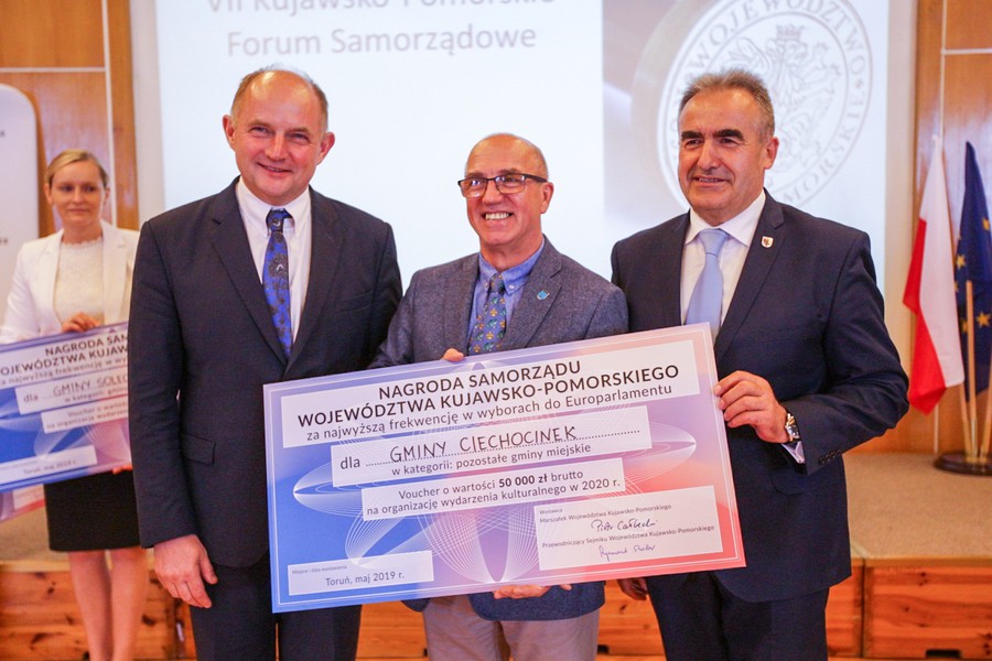 Wręczenie nagród dla najaktywniejszych obywatelsko społeczności lokalnych w ramach samorządowej wojewódzkiej kampanii profrekwencyjnej, fot. Szymon Zdziebło www.tarantoga.pl