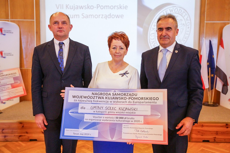 Wręczenie nagród dla najaktywniejszych obywatelsko społeczności lokalnych w ramach samorządowej wojewódzkiej kampanii profrekwencyjnej, fot. Szymon Zdziebło www.tarantoga.pl