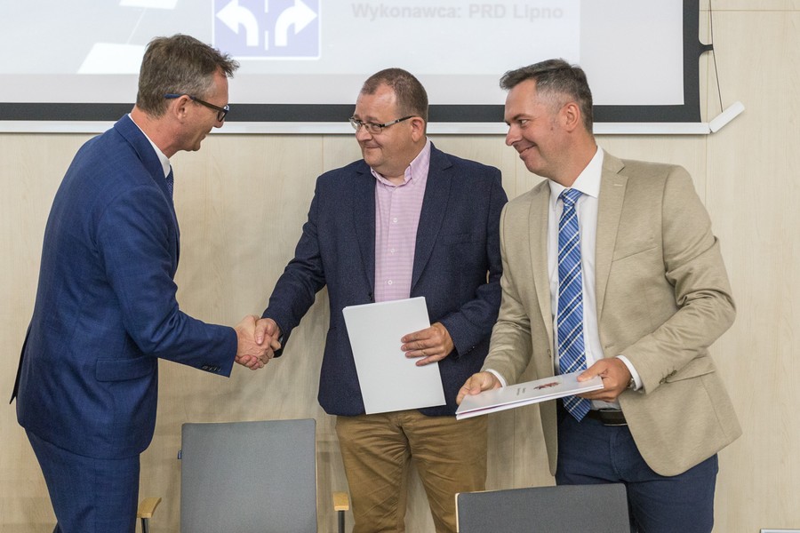 Uroczyste podpisanie umowy na przebudowę i modernizację skrzyżowania w Rypinie, fot. Szymon Zdziebło/www.tarantoga.pl