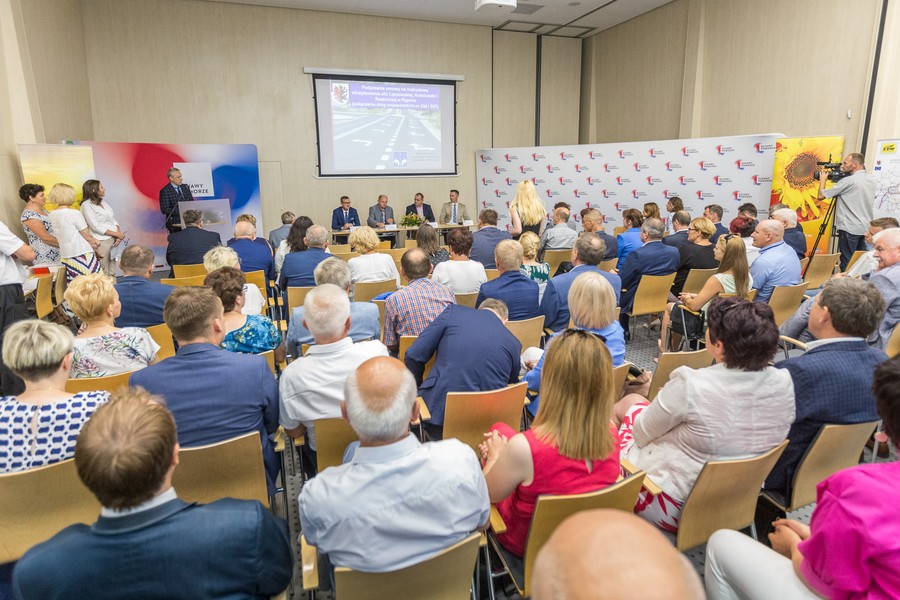 Uroczystość wręczenia umów PROW i PO Ryby, fot. Szymon Zdziebło/www.tarantoga.pl