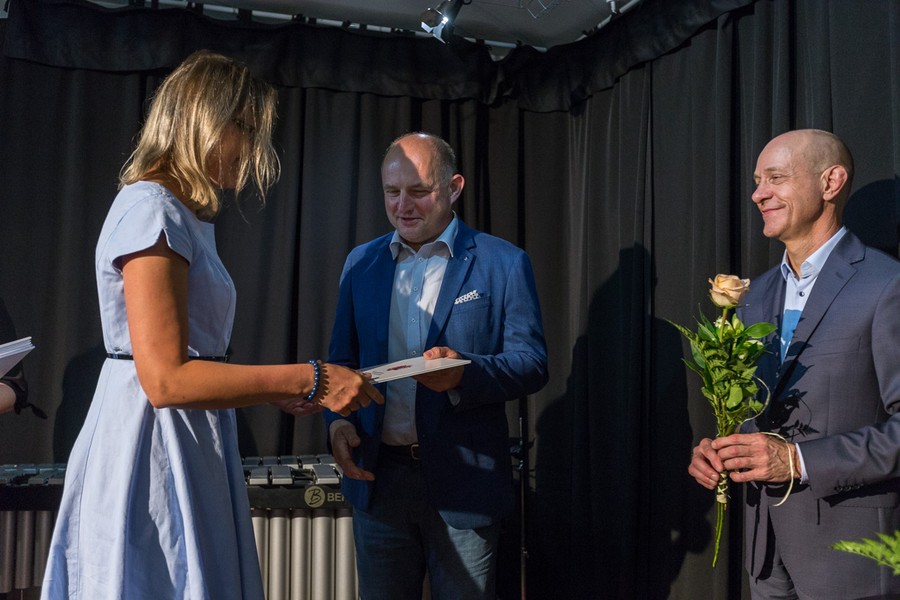 Gala stypendiów artystycznych w toruńskiej kawiarni Wejściówka, fot. Szymon Zdziebło/tarantoga.pl dla UMWKP