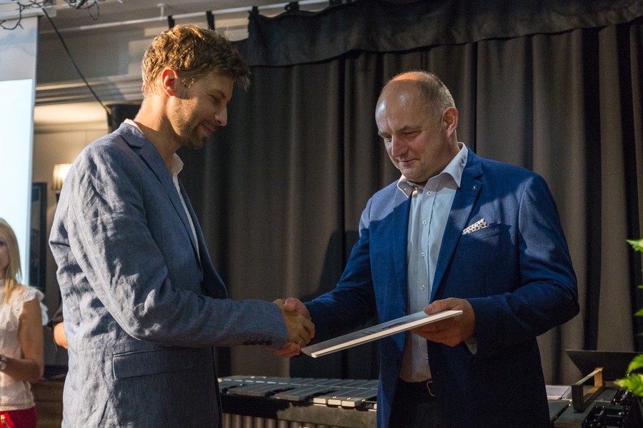 Gala stypendiów artystycznych w toruńskiej kawiarni Wejściówka, fot. Szymon Zdziebło/tarantoga.pl dla UMWKP