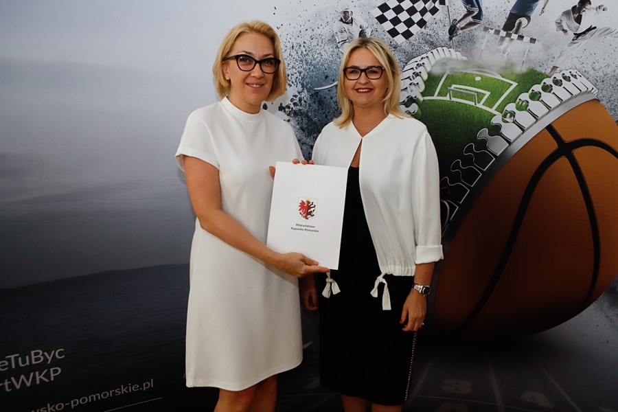 Wręczenie umów w ramach projektu: Kujawsko-Pomorska Mała Infrastruktura Sportowa, fot. Mikołaj Kuras