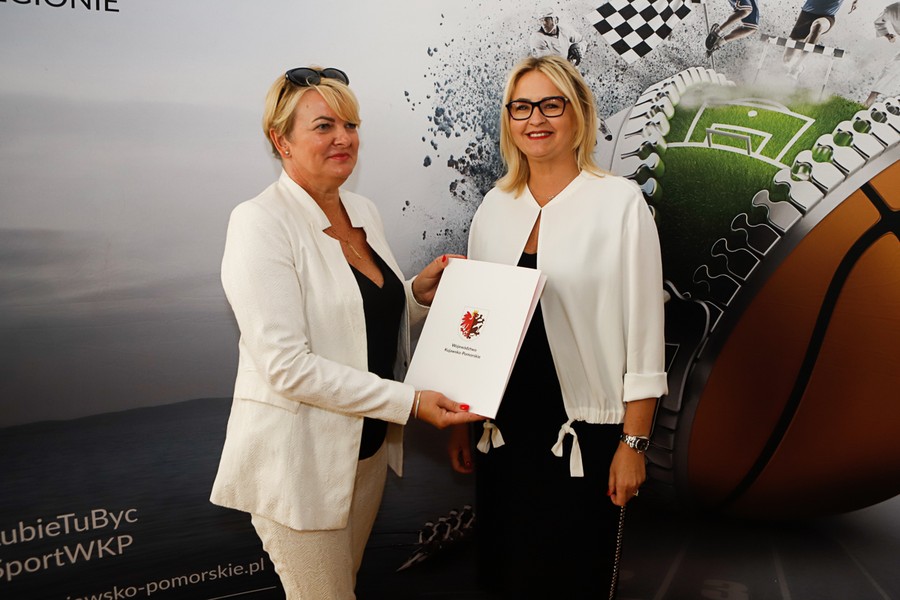Wręczenie umów w ramach projektu: Kujawsko-Pomorska Mała Infrastruktura Sportowa, fot. Mikołaj Kuras