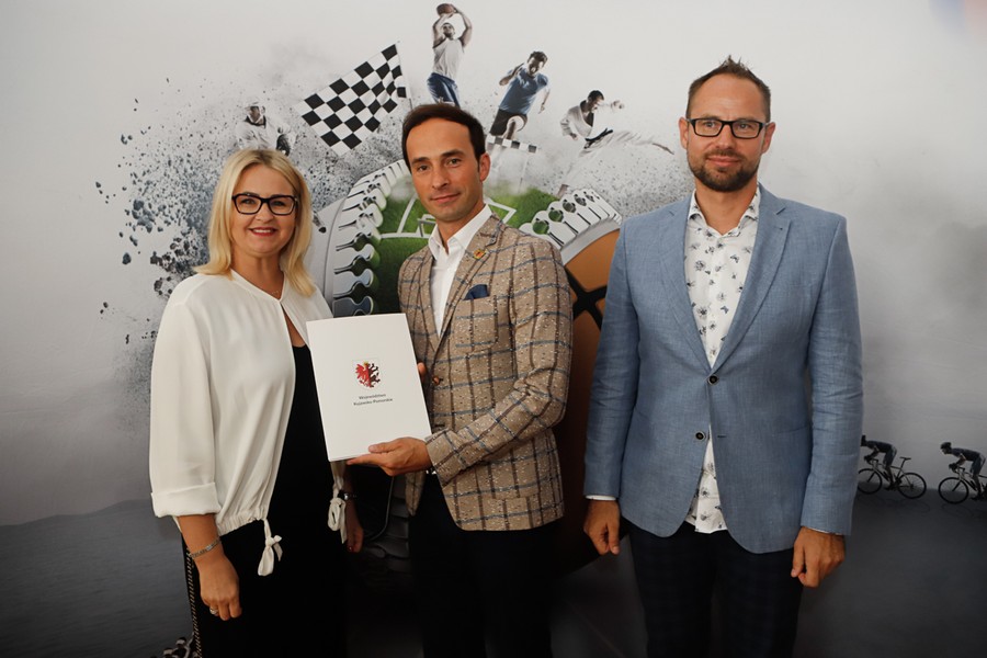 Wręczenie umów w ramach projektu: Kujawsko-Pomorska Mała Infrastruktura Sportowa, fot. Mikołaj Kuras