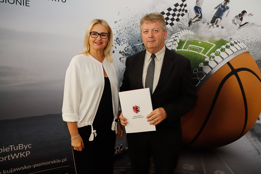 Wręczenie umów w ramach projektu: Kujawsko-Pomorska Mała Infrastruktura Sportowa, fot. Mikołaj Kuras