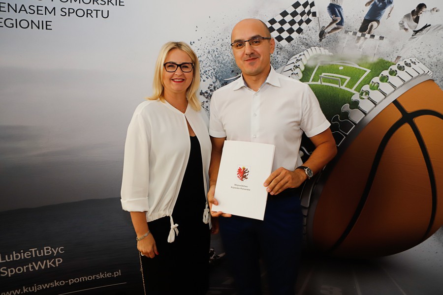 Wręczenie umów w ramach projektu: Kujawsko-Pomorska Mała Infrastruktura Sportowa, fot. Mikołaj Kuras