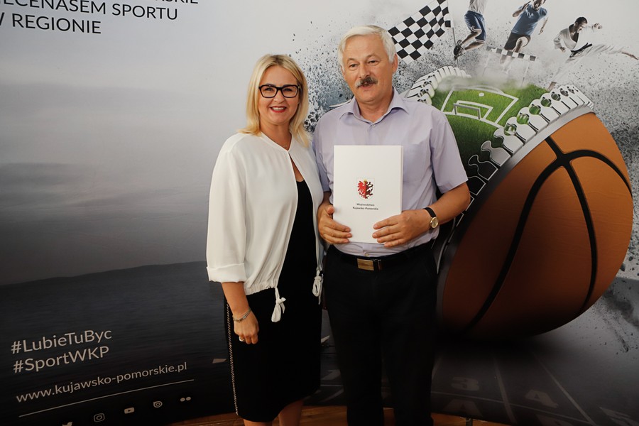 Wręczenie umów w ramach projektu: Kujawsko-Pomorska Mała Infrastruktura Sportowa, fot. Mikołaj Kuras