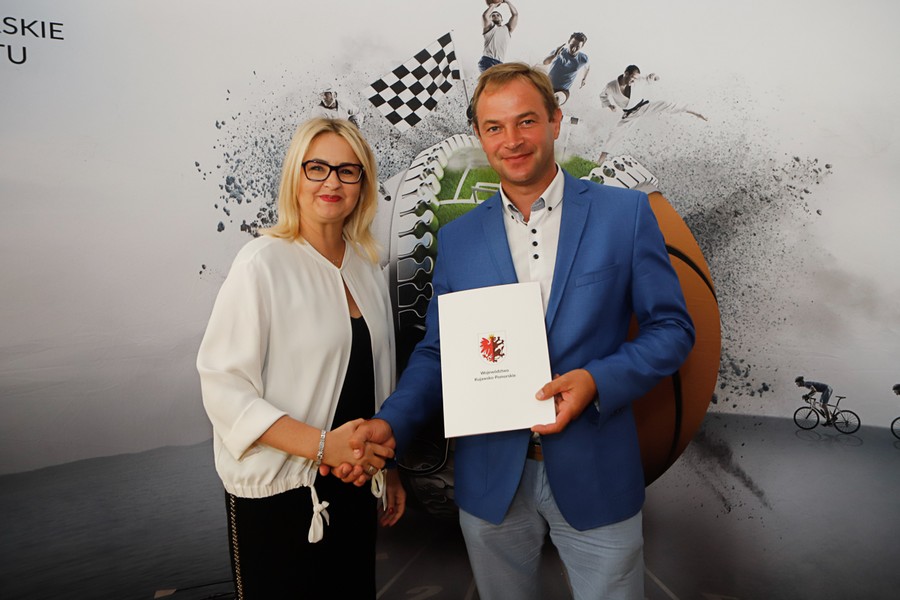 Wręczenie umów w ramach projektu: Kujawsko-Pomorska Mała Infrastruktura Sportowa, fot. Mikołaj Kuras