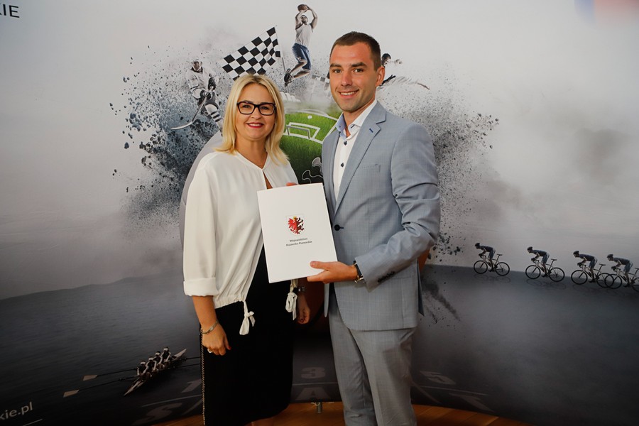 Wręczenie umów w ramach projektu: Kujawsko-Pomorska Mała Infrastruktura Sportowa, fot. Mikołaj Kuras