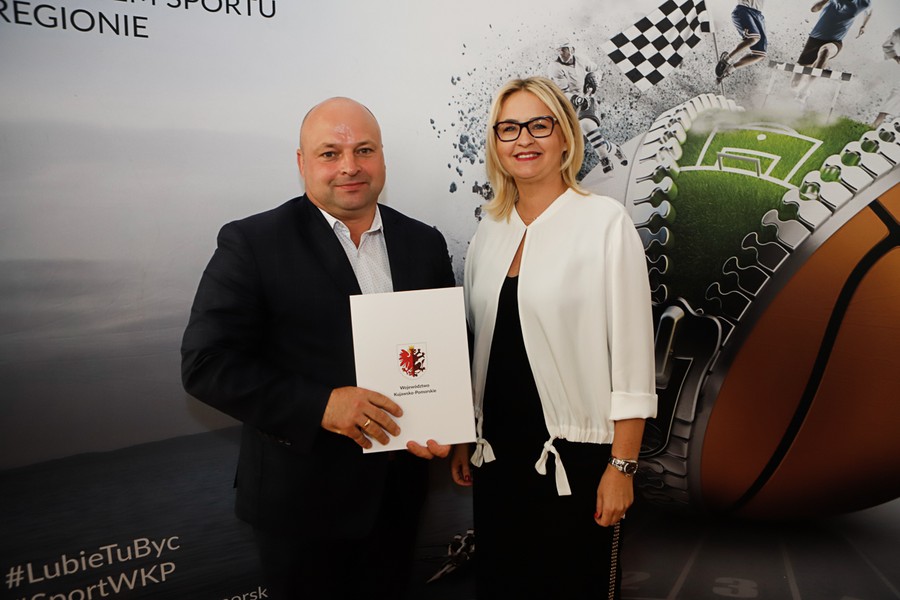 Wręczenie umów w ramach projektu: Kujawsko-Pomorska Mała Infrastruktura Sportowa, fot. Mikołaj Kuras